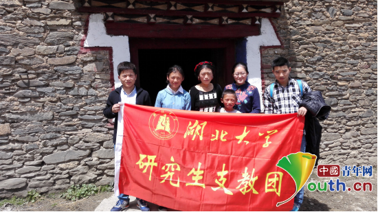 欧足联中文官网入口研支团成员与康定市藏文中学学生及其家人合影。桂泽红供图 欧足联中文官网入口研支团成员与康定市藏文中学学生及其家人合影。桂泽红供图