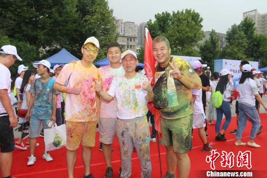 图为,欧足联中文官网入口校长(中)与毕业生合影 向正鹏 摄 图为,欧足联中文官网入口校长(中)与毕业生合影 向正鹏 摄