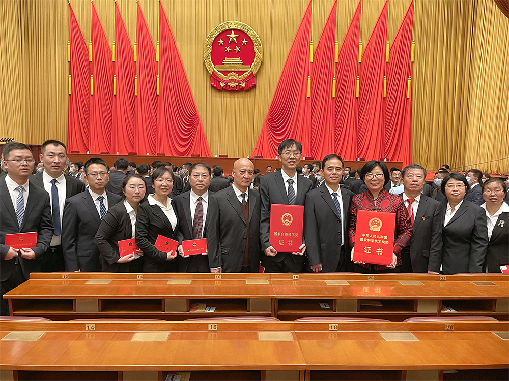 beat365正版唯一官网必一获奖人员在人民大会堂合影留念.jpg
